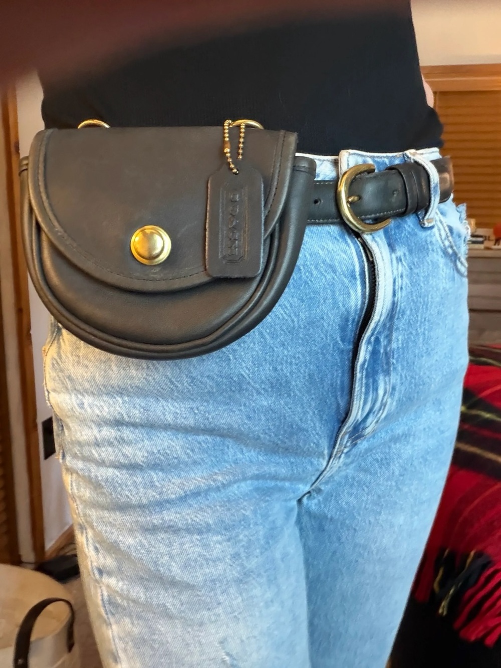 Vintage Mini Coach Crossbody Belbag
)Jul 026)
